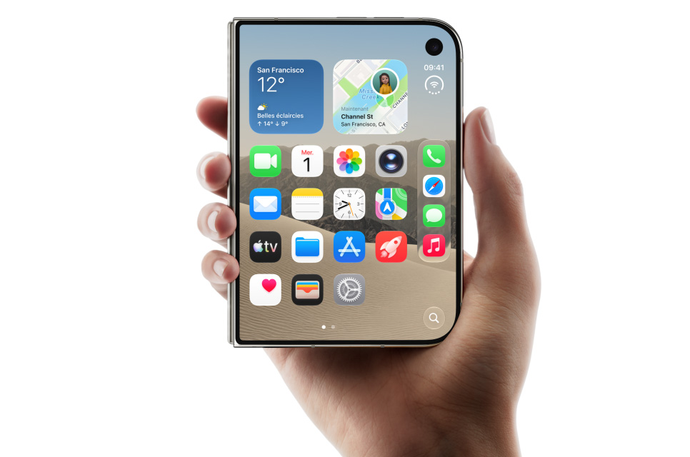 iPhone Duo fermé, tenu dans une main, avec l’écran d’accueil affiché