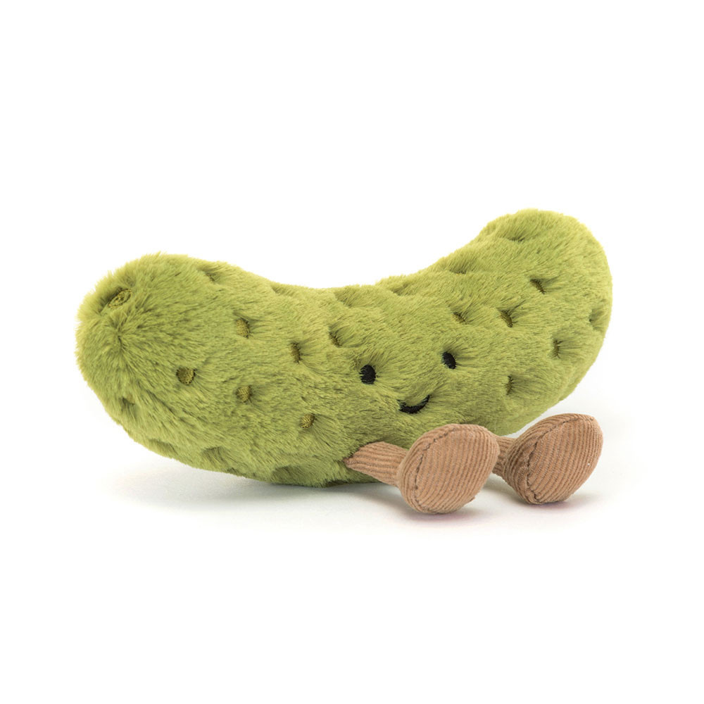 Peluche cornichon Jellycat Amuseables Pickle, souriante avec de petits pieds marron