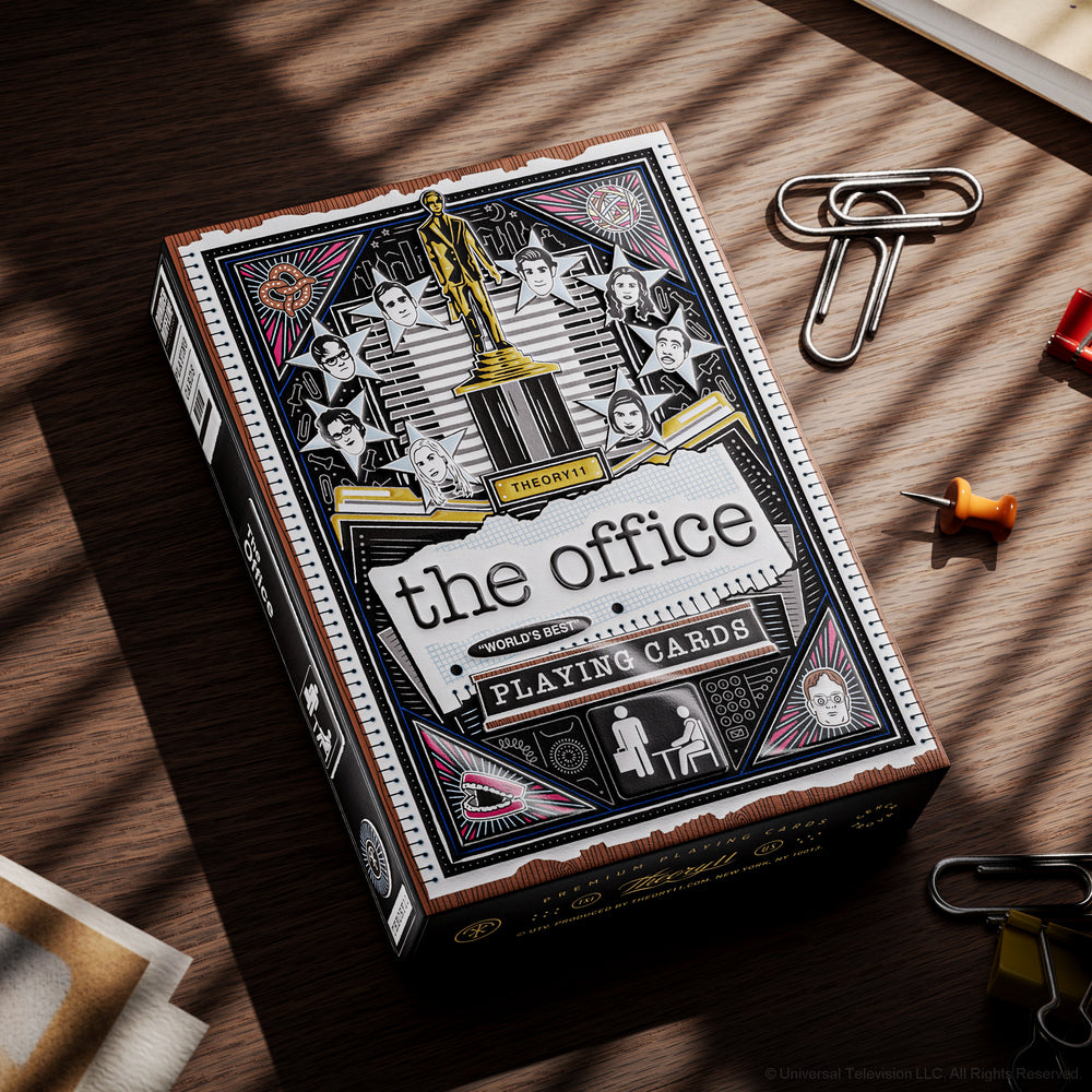 Étui du jeu de cartes The Office de theory11, illustré avec les personnages de la série et un trophée Dundie